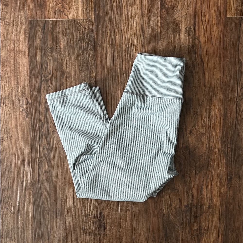 Old Navy Active Striped Light Gray Capri Leggings